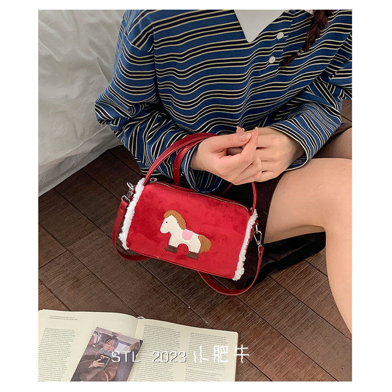 超火网红2026年卡通小马刺绣红色小包包女斜挎迷你包百搭手机包