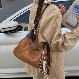 小众麂皮绒牛角包包女2025新款高级感复古饺子包大容量上班通勤包