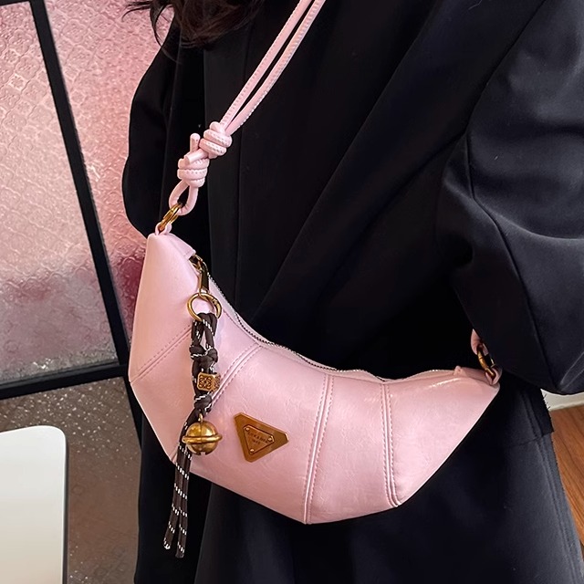 小众复古亮皮粉色饺子包包女慵懒风休闲百搭单肩斜挎包可颂牛角包