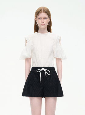 N·MORE设计师品牌 珍珠白褶皱肌理露肩小衫上衣