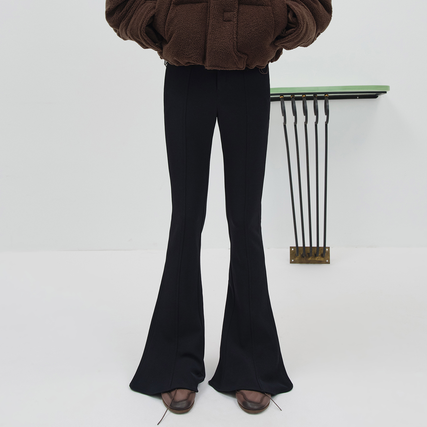 N·MORE设计师品牌 25冬季新款 隐秘黑弹力斜纹暖绒修身微喇裤