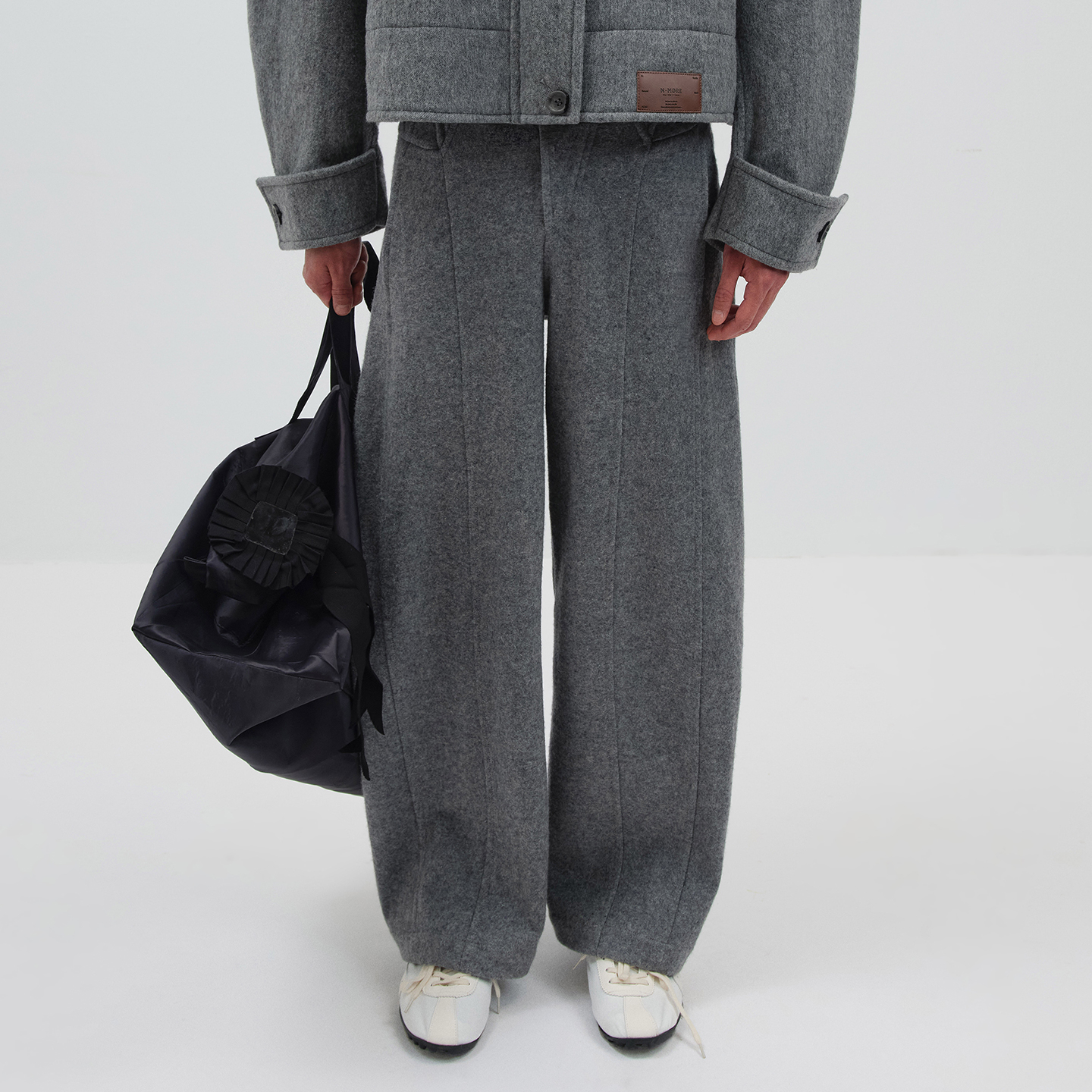 NMORE设计师品牌 25冬季新款 雅灰色弧形分割口袋阔腿裤