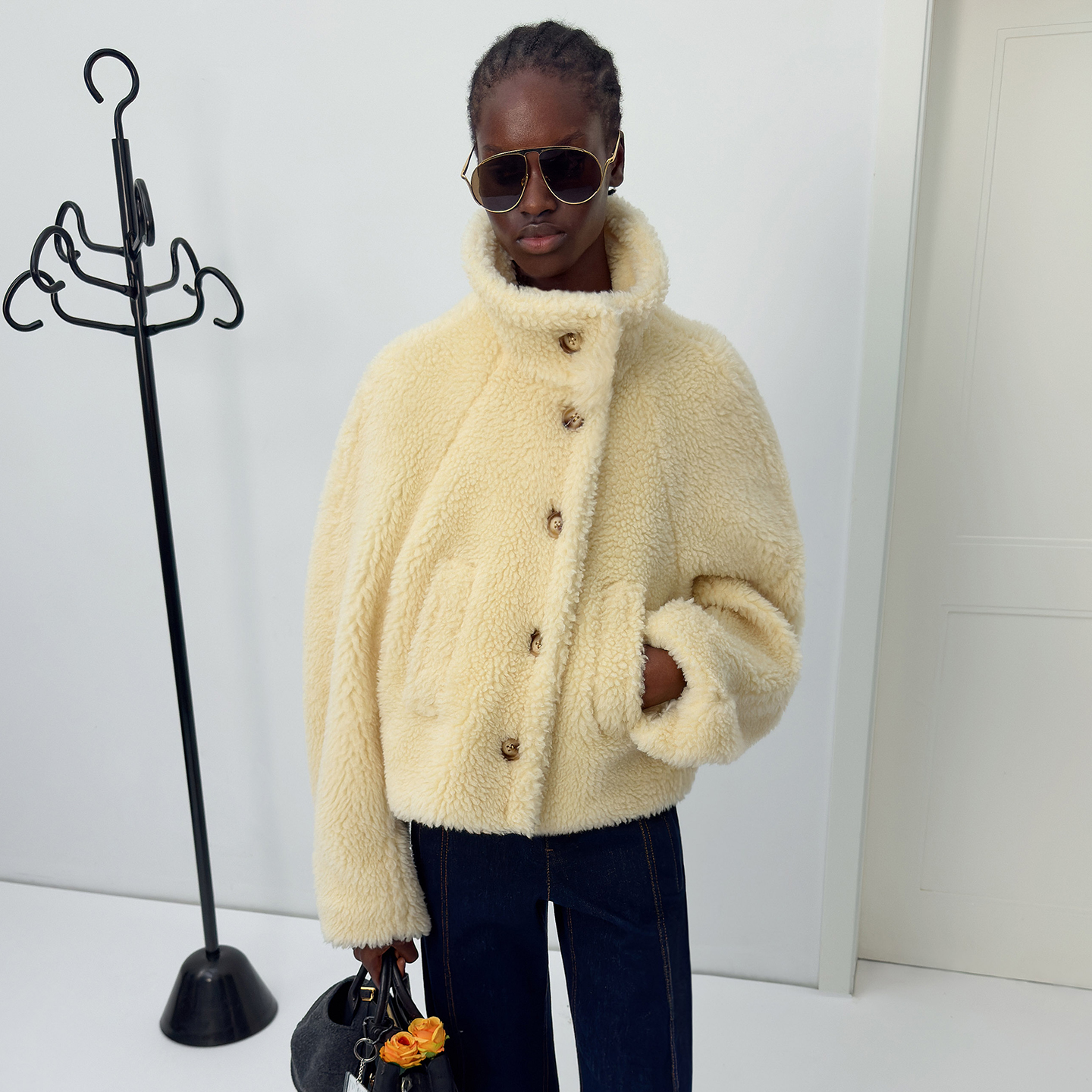 NMORE设计师品牌 25冬季新款 鹅黄色立领短款羊羔毛外套