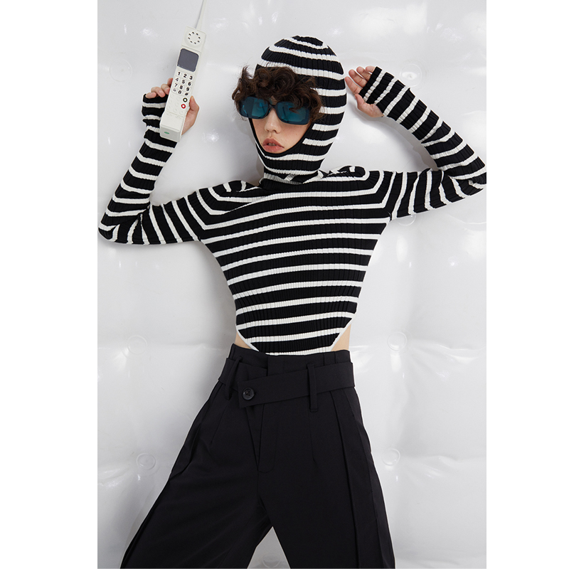 条纹撞色针织套头鱼嘴帽