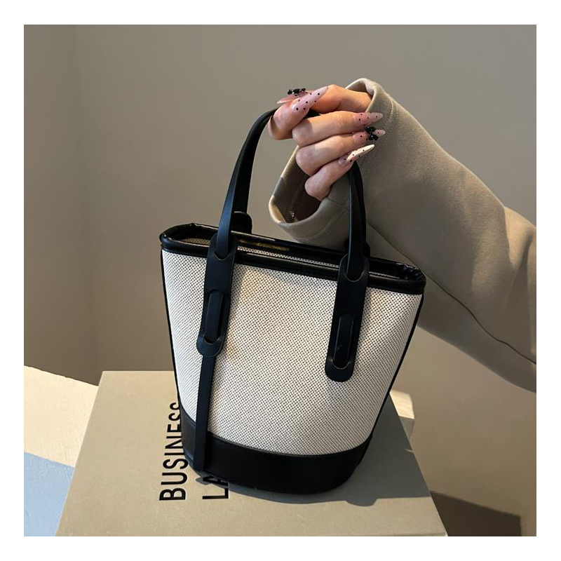 今年流行撞色水桶包包女2025新款百搭单肩斜挎包高级感简约通勤包