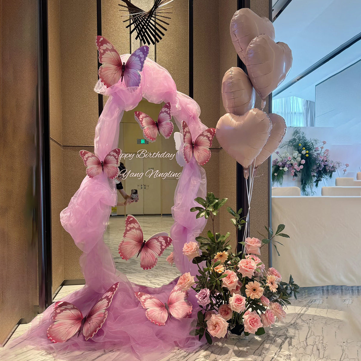 网红镜子镜面迎宾牌订婚出阁宴结婚迎宾区气球装饰创意场景布置