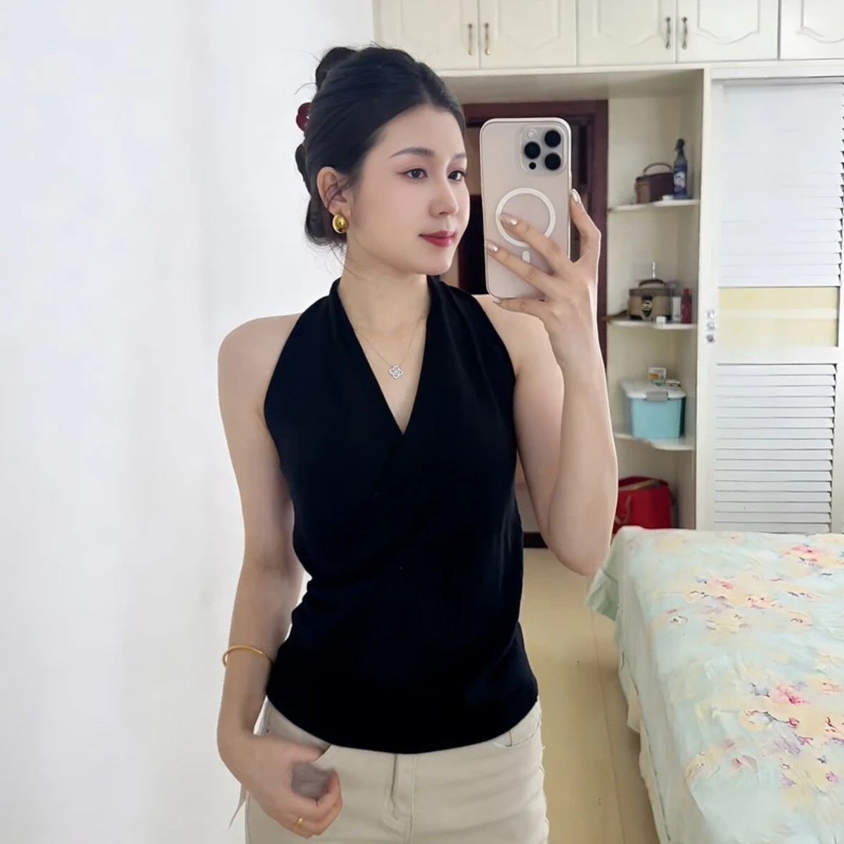 宜杜服饰大码V领挂脖露背遮副乳吊带背心女胖MM纯欲外穿内搭上衣