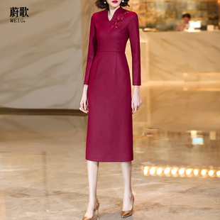 酒红色连衣裙喜婆婆喜妈妈婚宴装2024春季毛呢V领过膝中长款a字裙