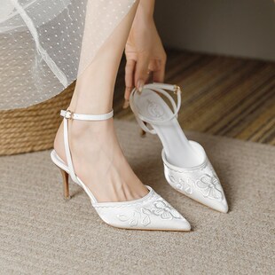 白色刺绣中国风尖头细跟包头一字带高跟凉鞋女春夏配旗袍走秀单鞋
