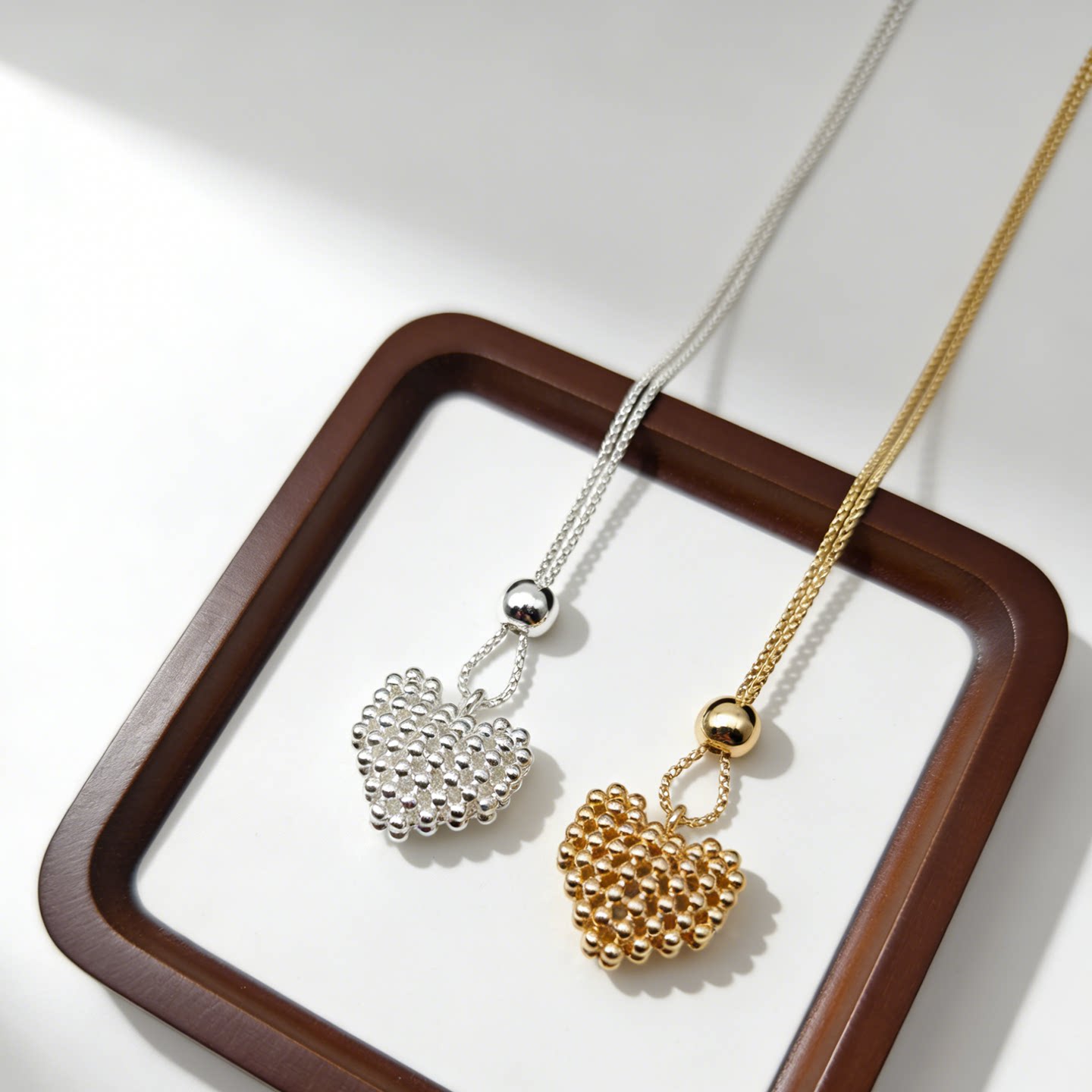 手工串珠设计立体爱心吊坠长款项链女士百搭个性款爱心轻便毛衣链