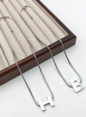 新款简约时尚字母吊坠小众设计感