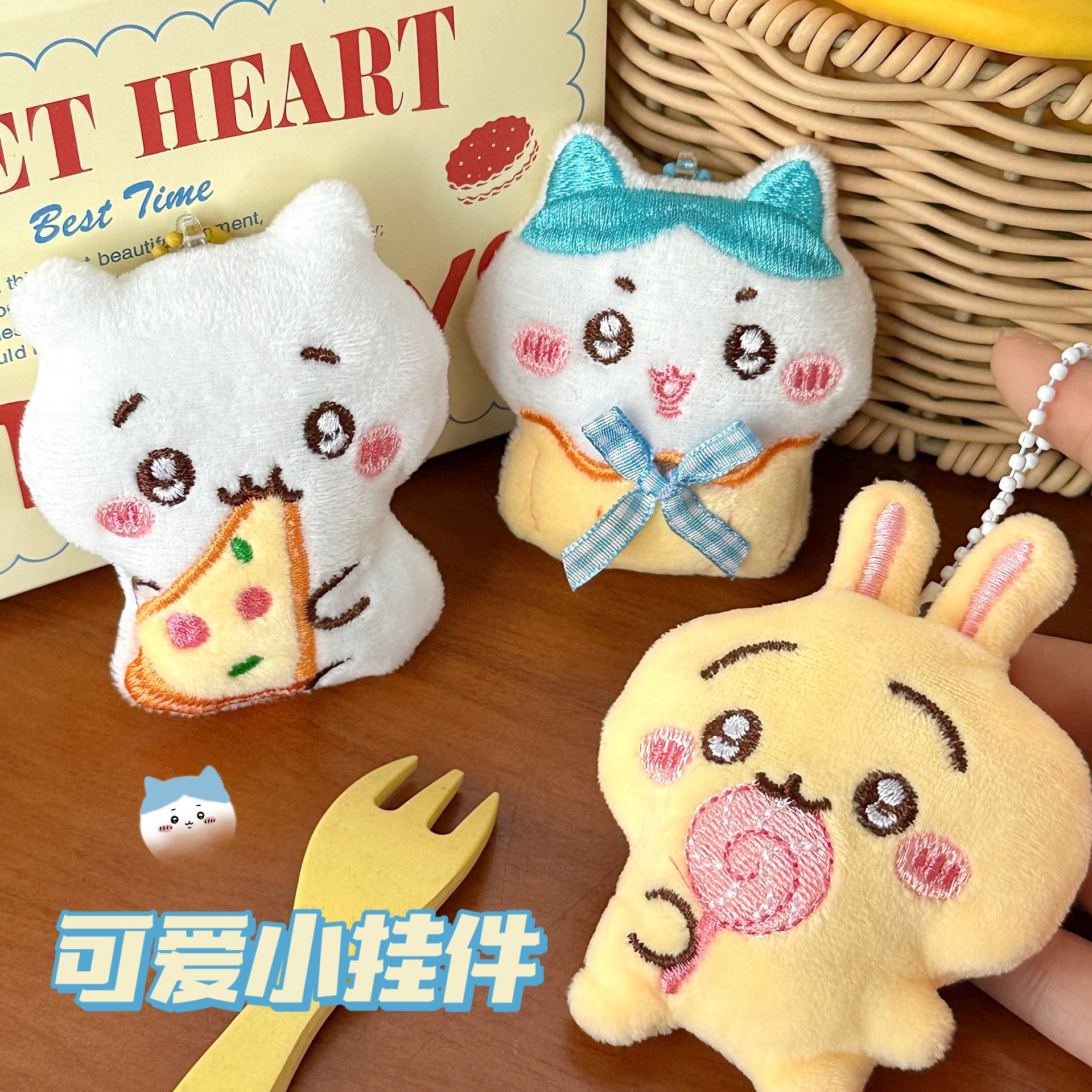 校园创意新款可爱毛绒卡通公仔挂件胸针少女心背包钥匙扣装饰挂坠