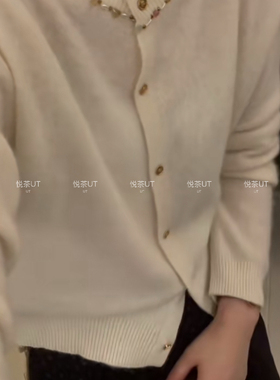 茶UniqueTea-糯圆领亮片钻扣小香风针织开衫（含100绵羊毛）mk836