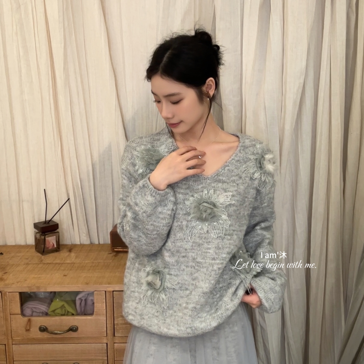 IAM沐-软细腻V领显瘦针织立体花朵针织毛衣(含10.1绵羊毛)HHW159