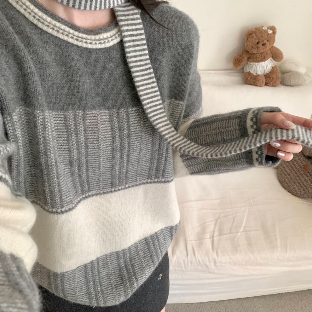 OMORROW-纹撞色大版套头加厚保暖毛衣(配飘带)（含75绵羊毛）G882