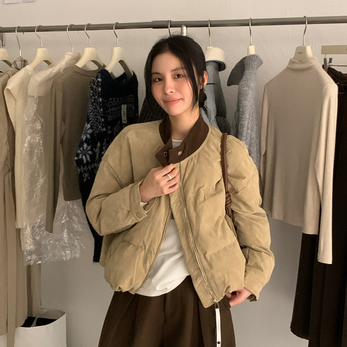 KITTIN-可溯源复古老钱PU皮撞色立领蓬松加厚保暖羽绒服外套D2602