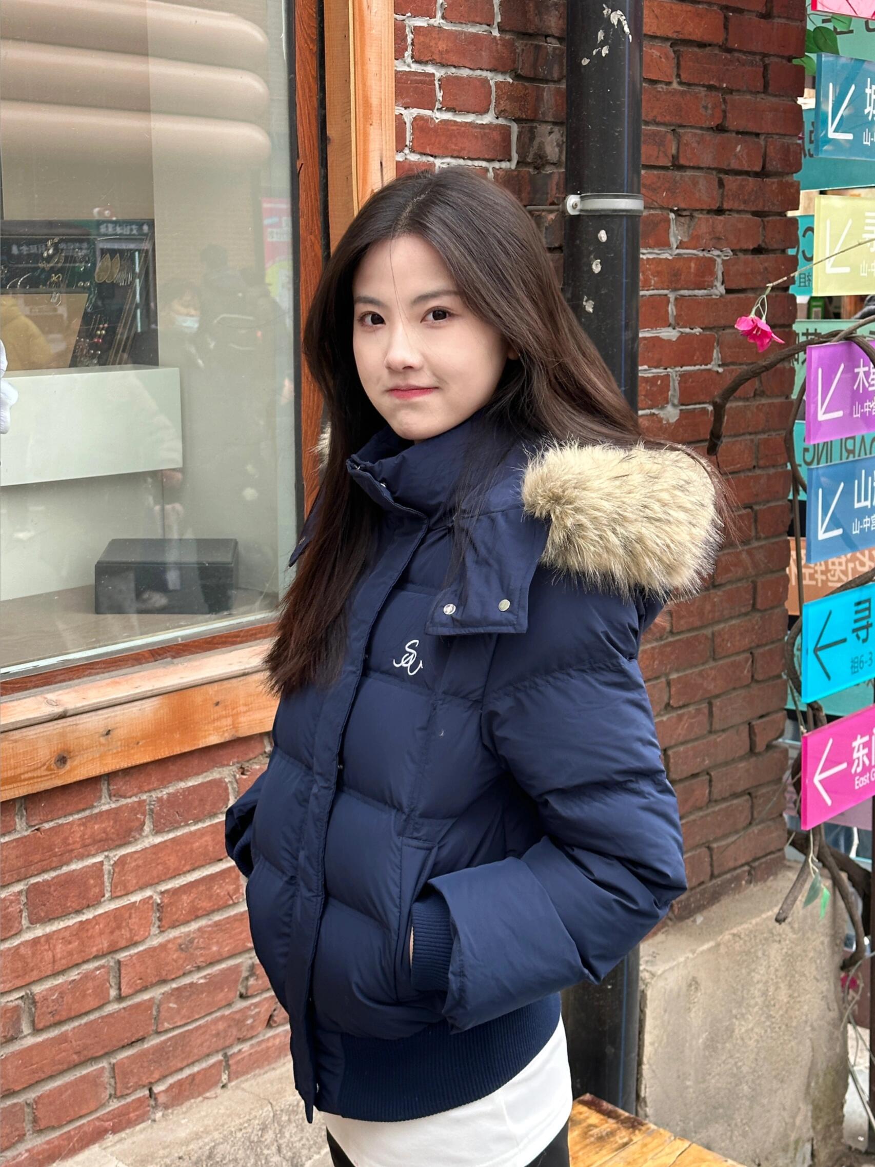 Winter vintage hooded fur collar navy blue short white duck down jacket, 2025 new style for petite women