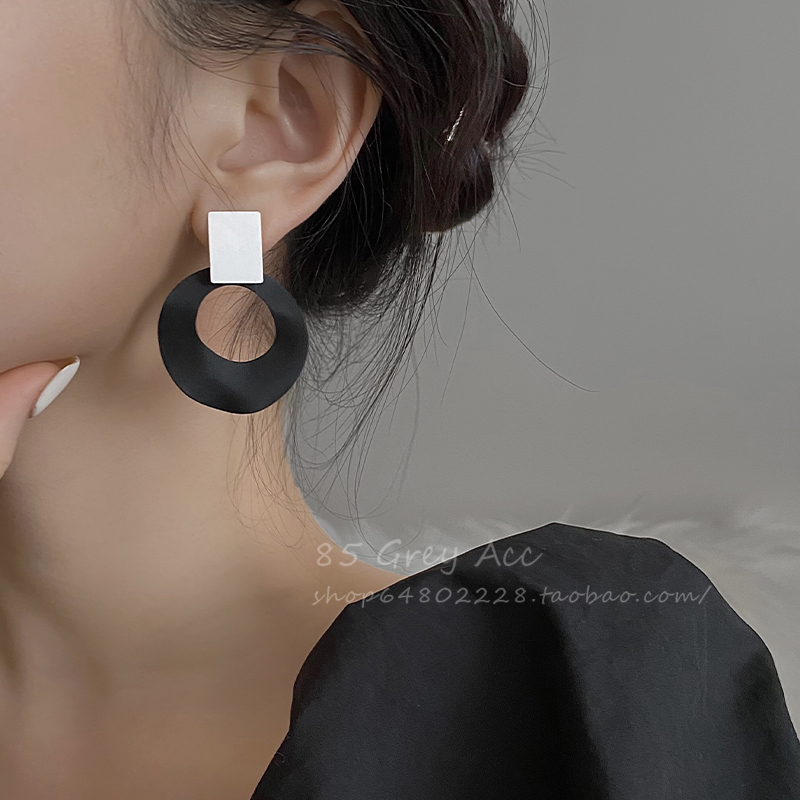 不对称黑白撞色耳环女法式小众设计感高级圈V圈耳坠气质耳钉