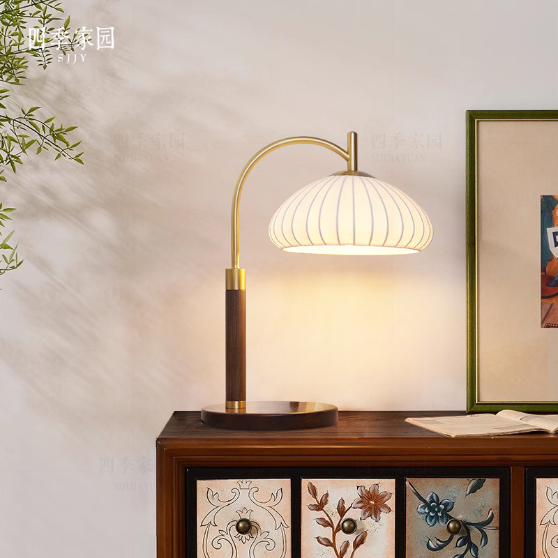法式中古复古台灯2025年新款高级感美式胡桃木中式客厅卧室床头灯