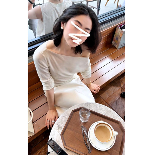 法式白色斜肩套装裙女2026新款薄款针织上衣醋酸半身裙两件套