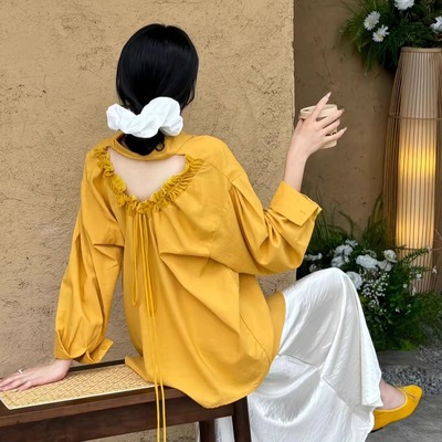 V领背面镂空花边抽绳衬衫