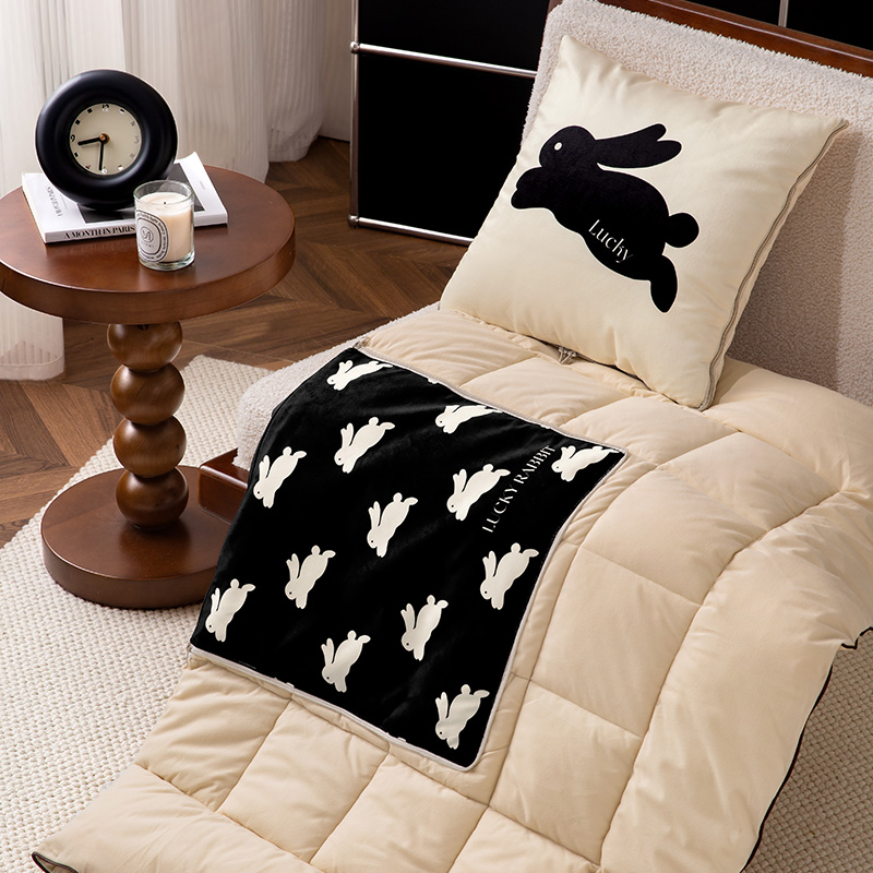 HOUOH耐脏兔子客厅沙发抱枕被两用二合一秋冬加厚午睡毯汽车车载