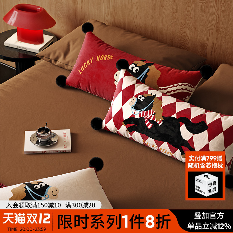 红色卧室床上长条女生夹腿抱枕