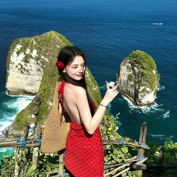 港味辣妹风红色波点挂脖连衣裙女夏季性感大露背气质收腰V领短裙
