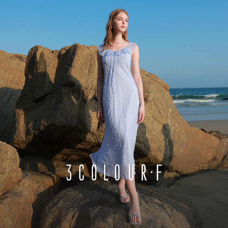 三彩独醒2025夏季新款法式度假风连衣裙花边系带方领长裙F
