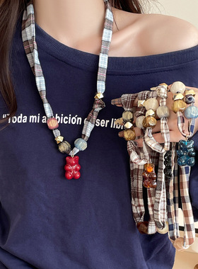 超可爱小熊吊坠布艺项链女复古格纹可调节串珠毛衣链长款挂脖配饰