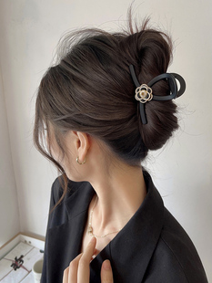 山茶花抓夹女2026新款后脑勺中号发量少鲨鱼夹高级感气质黑色发夹