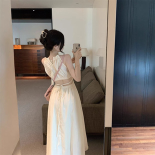 出游穿搭连衣裙子女夏2025新款 挂脖吊带无袖 露背海边度假沙滩长裙