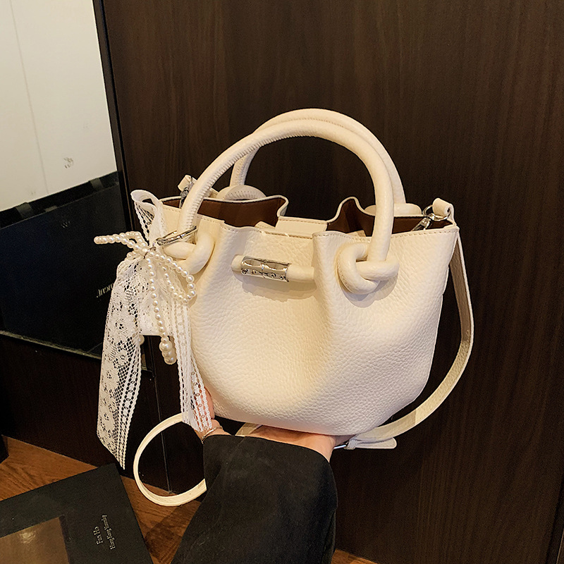 爆款手提菜篮子包包2025新款蝴蝶结丝巾小众设计编织女包
