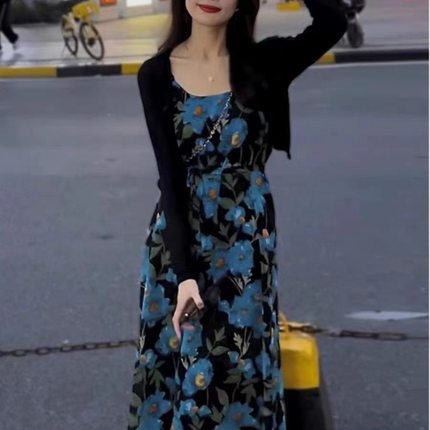 春秋法式高级感海边度假气质长裙收腰显瘦碎花吊带连衣裙女两件套