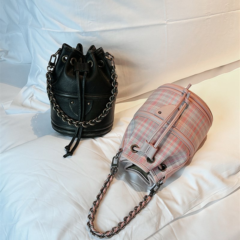 抽绳水桶包2024新款链条手提圆筒包小众设计时尚少女X单肩斜挎小