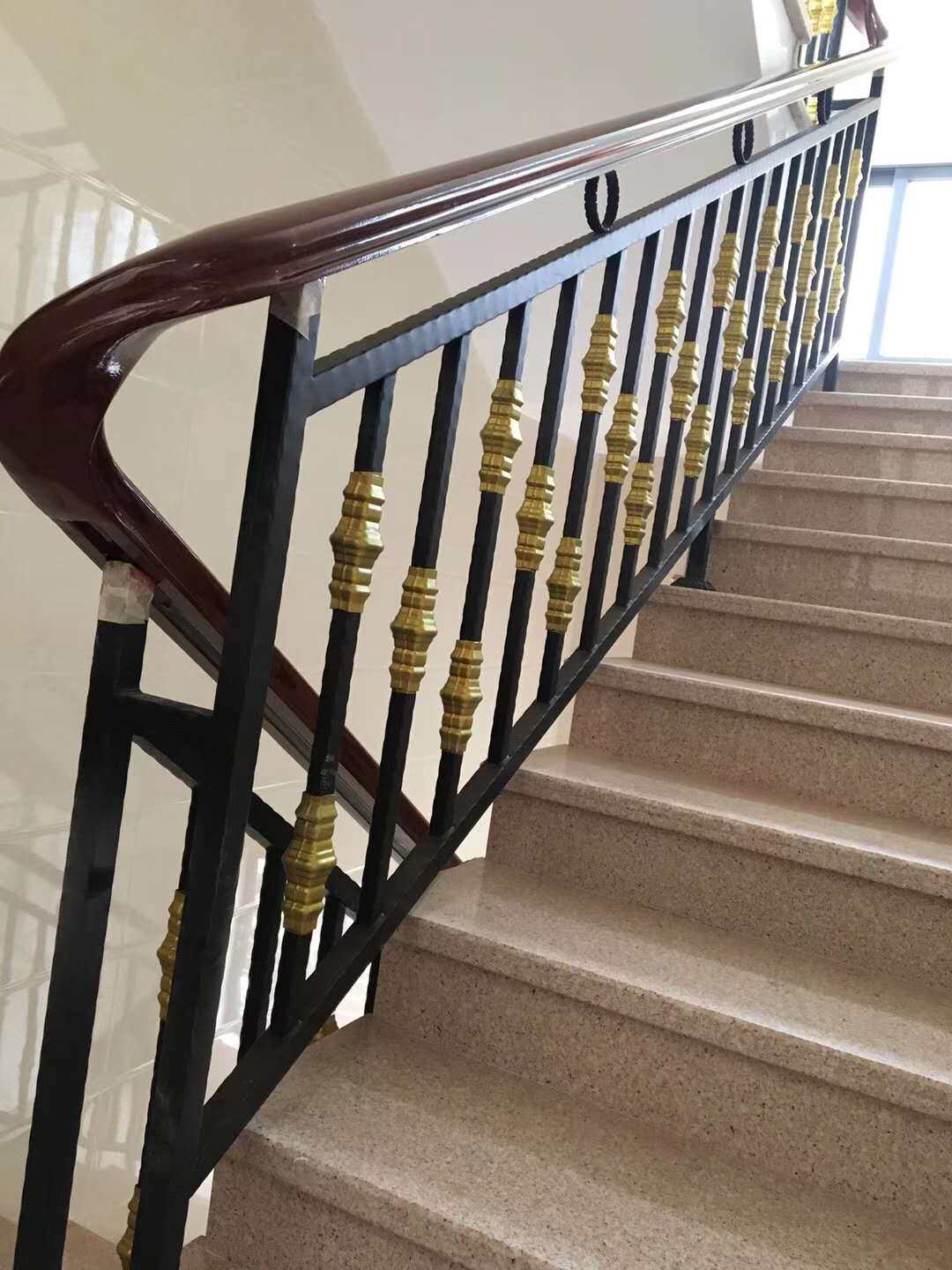 厂家铁艺楼梯厂家沙比利木扶手铁艺楼梯室内家用欧式铁艺楼梯