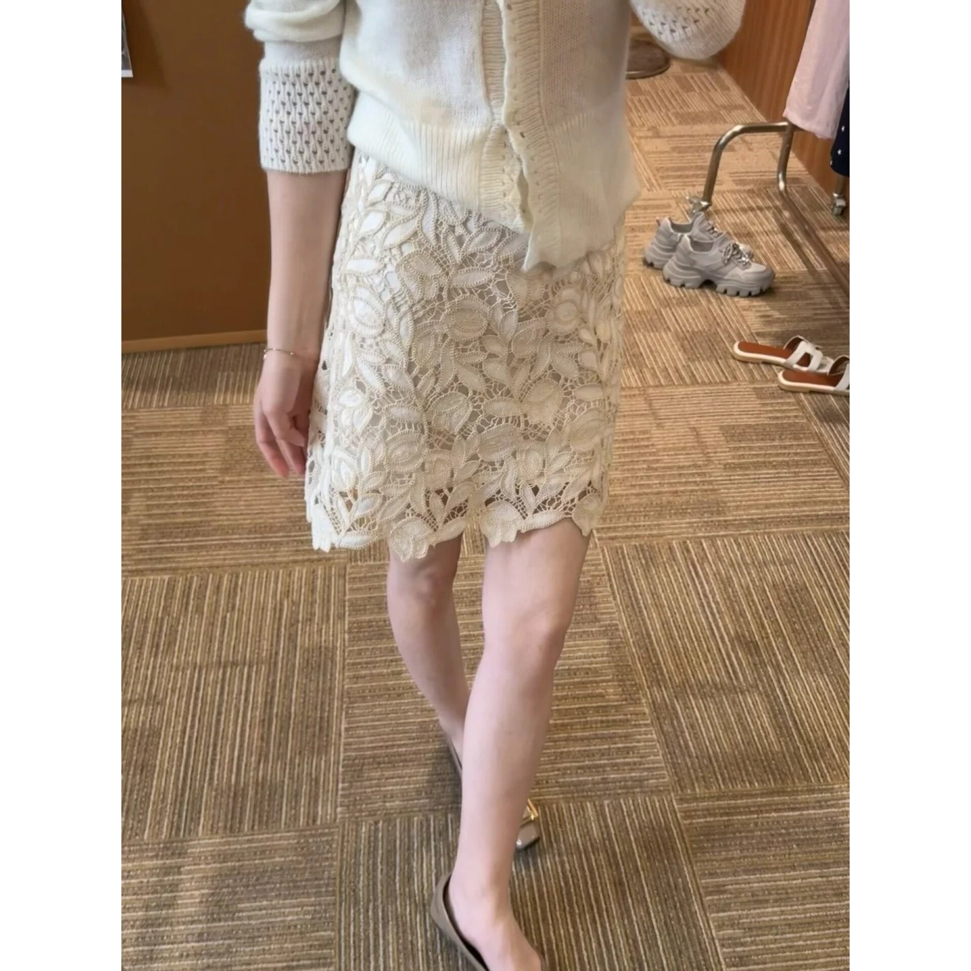 郁金香重工浮雕绣花蕾丝半身裙纯欲知性温柔风显瘦精致花朵短裙女