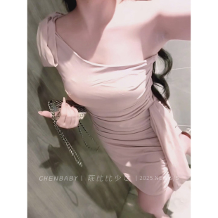 甜欲水蜜桃粉斜肩绑带小裙子2025夏气质名媛风辣妹约会包臀连衣裙