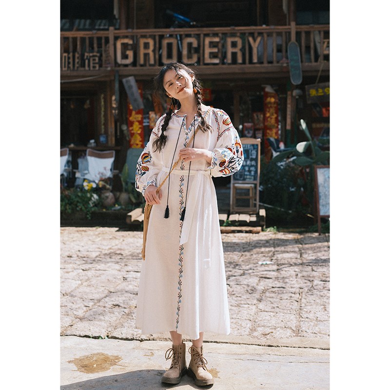 梦的马复古民族风灯笼袖连衣裙重工刺绣云南新疆古镇旅行穿搭2024