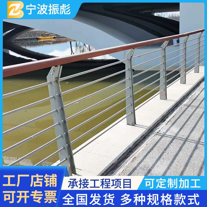 宁波镀锌河道木扶手护栏 桥梁景观安全防撞栏杆 景区河边钢丝绳护
