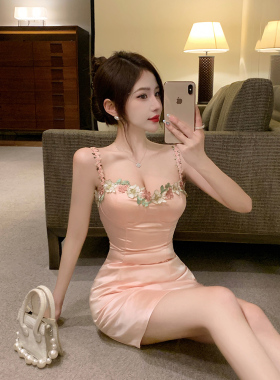 美式辣妹绿色花朵刺绣吊带连衣裙女夏季2026多巴胺收腰显瘦A字裙