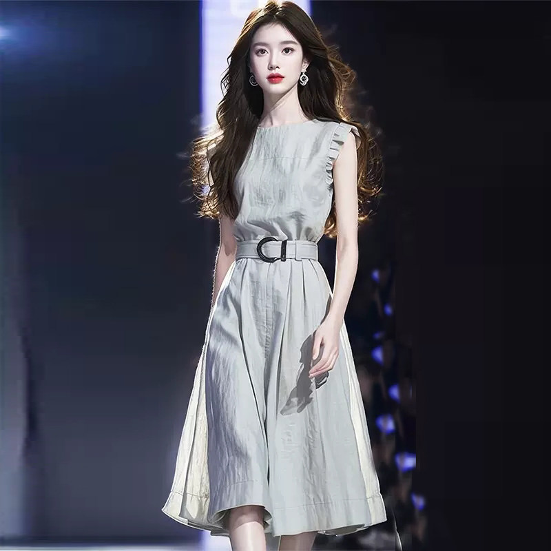 今年流行的气质绝美上流社会漂亮独特修身无袖连衣裙子女夏高级感