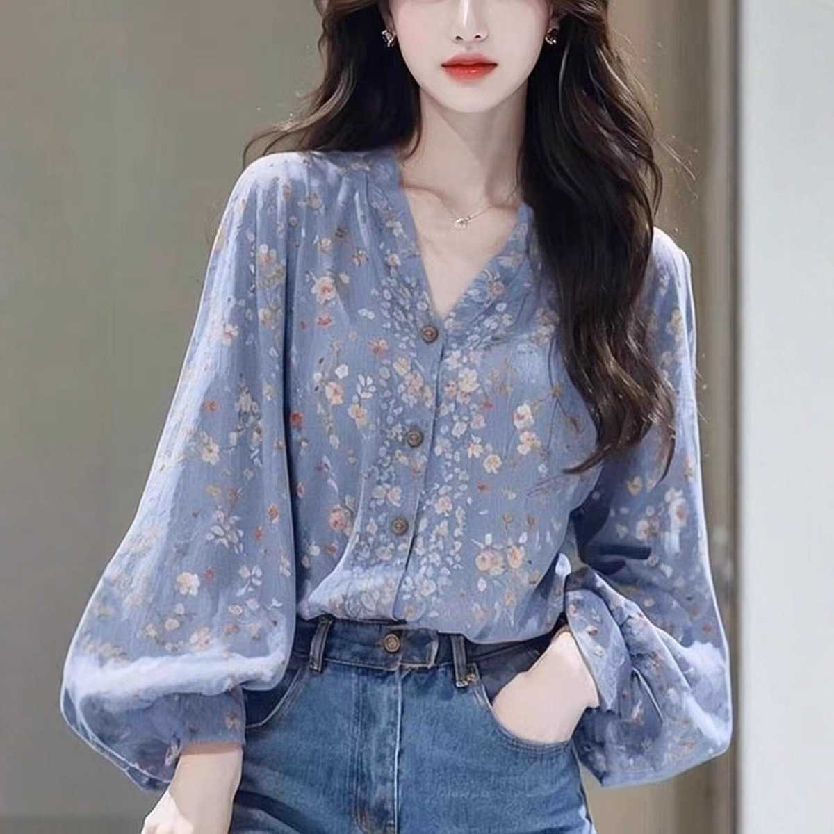 2026法式优雅绝美蓝色碎花V领长袖春秋新款超好看宽松遮肉衬衣女