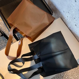 衣服礼品礼袋定制 装 磨砂服装 店袋子购物打包带手提塑料包装