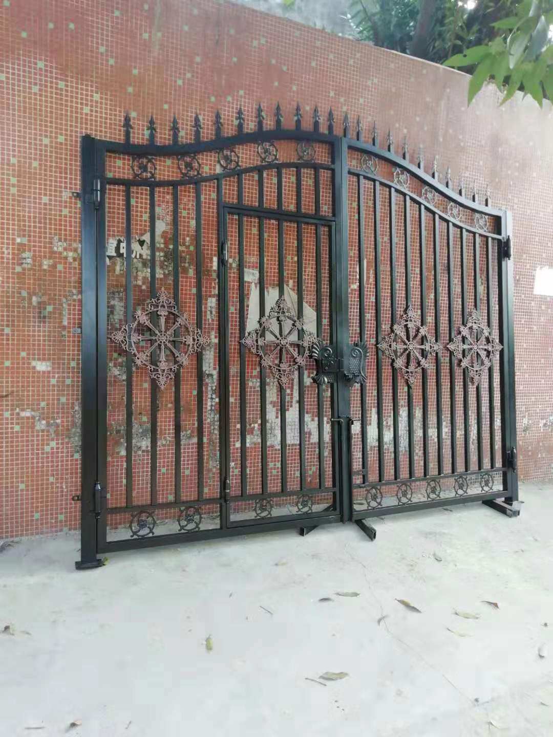 厂家铁艺大拱门欧式庭院门别墅门系列带刺铁门多钟规格铁大门