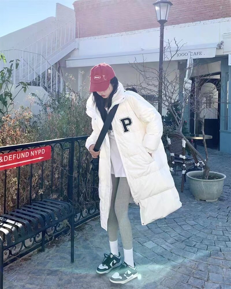 2023新款P字母oversize宽松轻薄白鸭绒羽绒服女中长款过膝冬外套