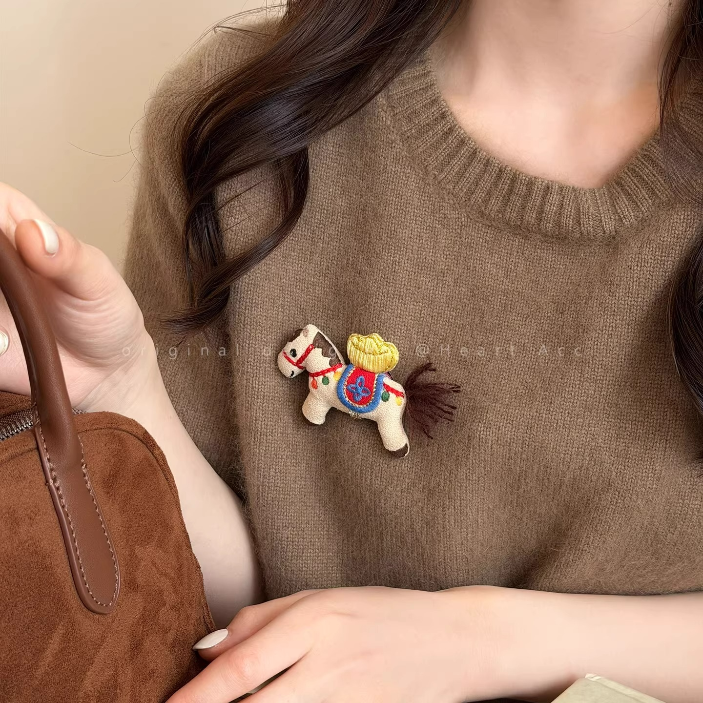 马上有钱布艺小马胸针本命年女