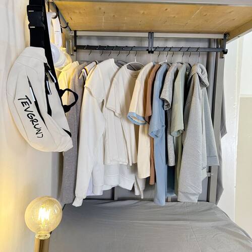 新生寝室床头床边衣服收