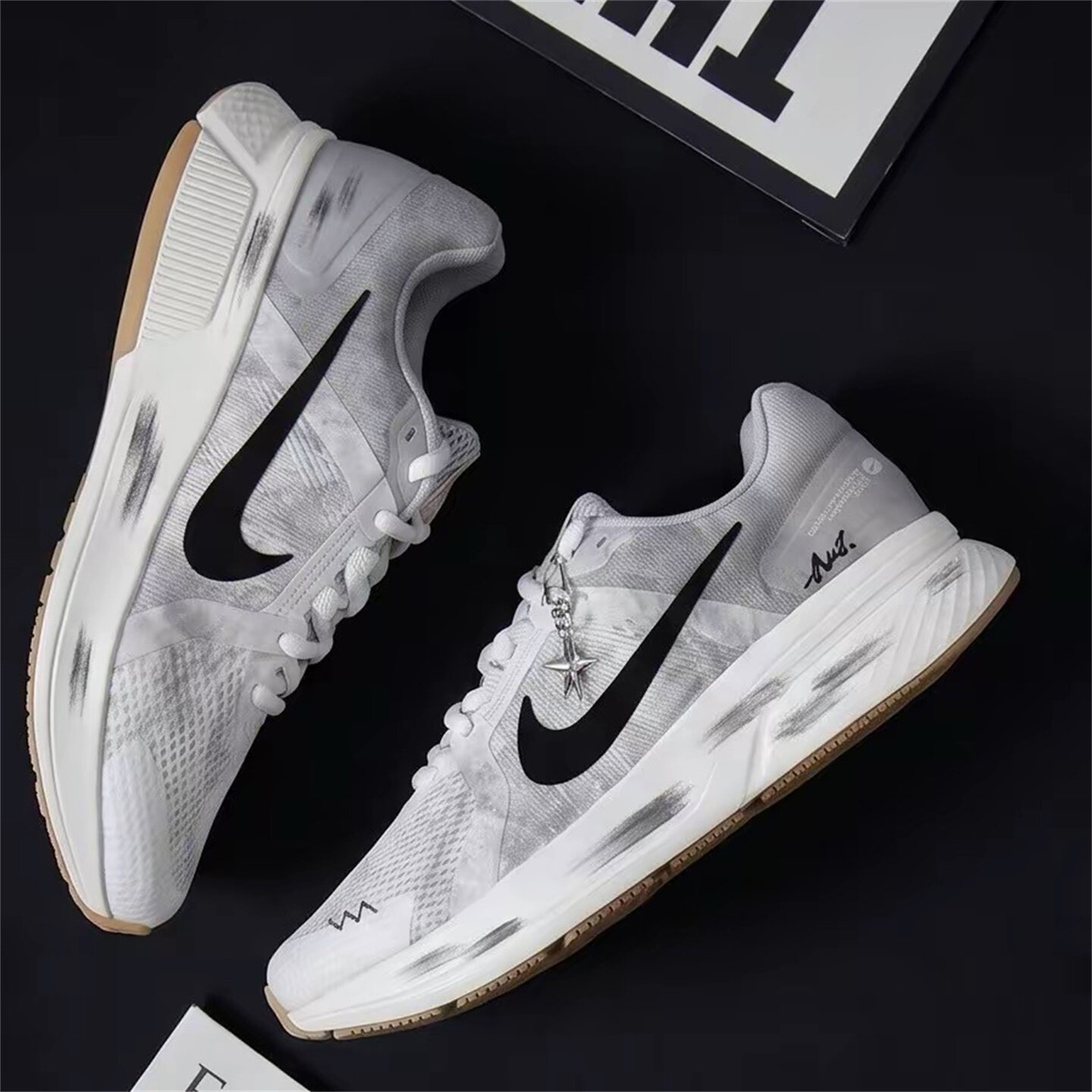 【球鞋定制】Nike耐克男鞋子 雾影虚痕 涂鸦风运动休闲潮流跑步鞋