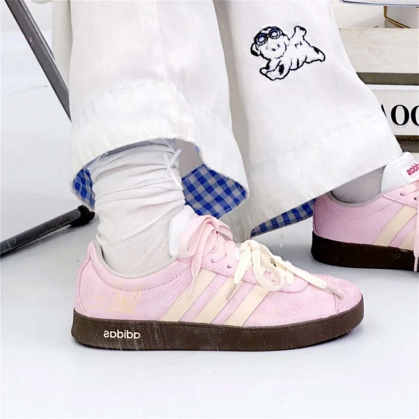 【球鞋定制】Adidas阿迪达斯男女鞋子 桃绒奶白 潮流百搭低帮板鞋